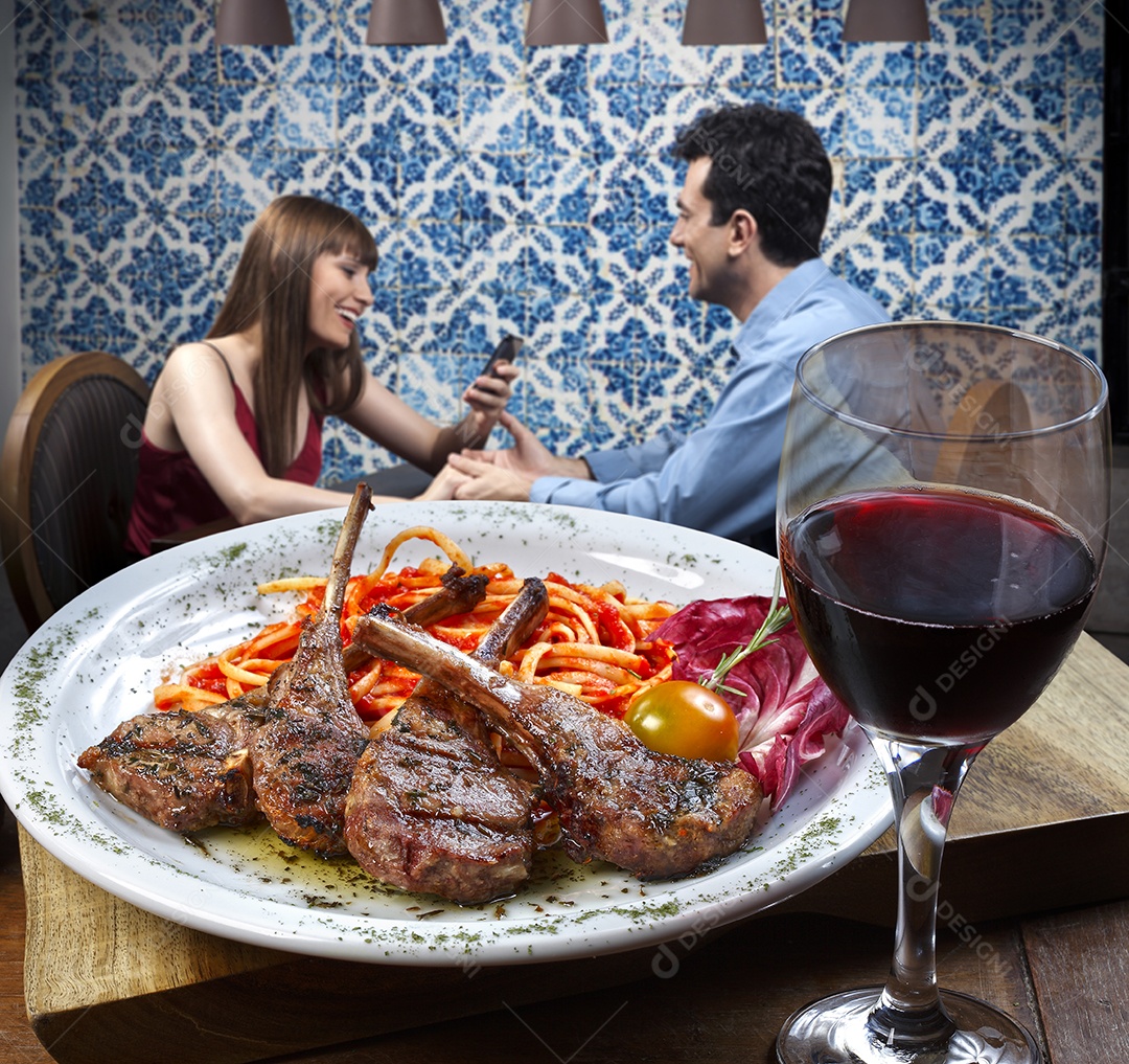 Costela assada com macarrão ao molho e salada