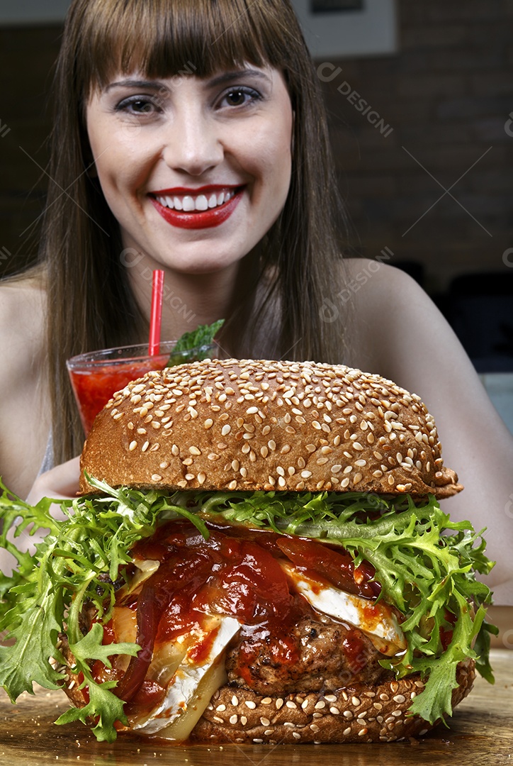 Hamburguer gourmet com salada