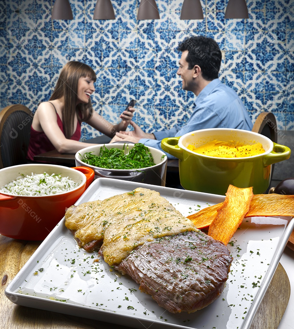 Arroz com couve purê e um bife assado com queijo