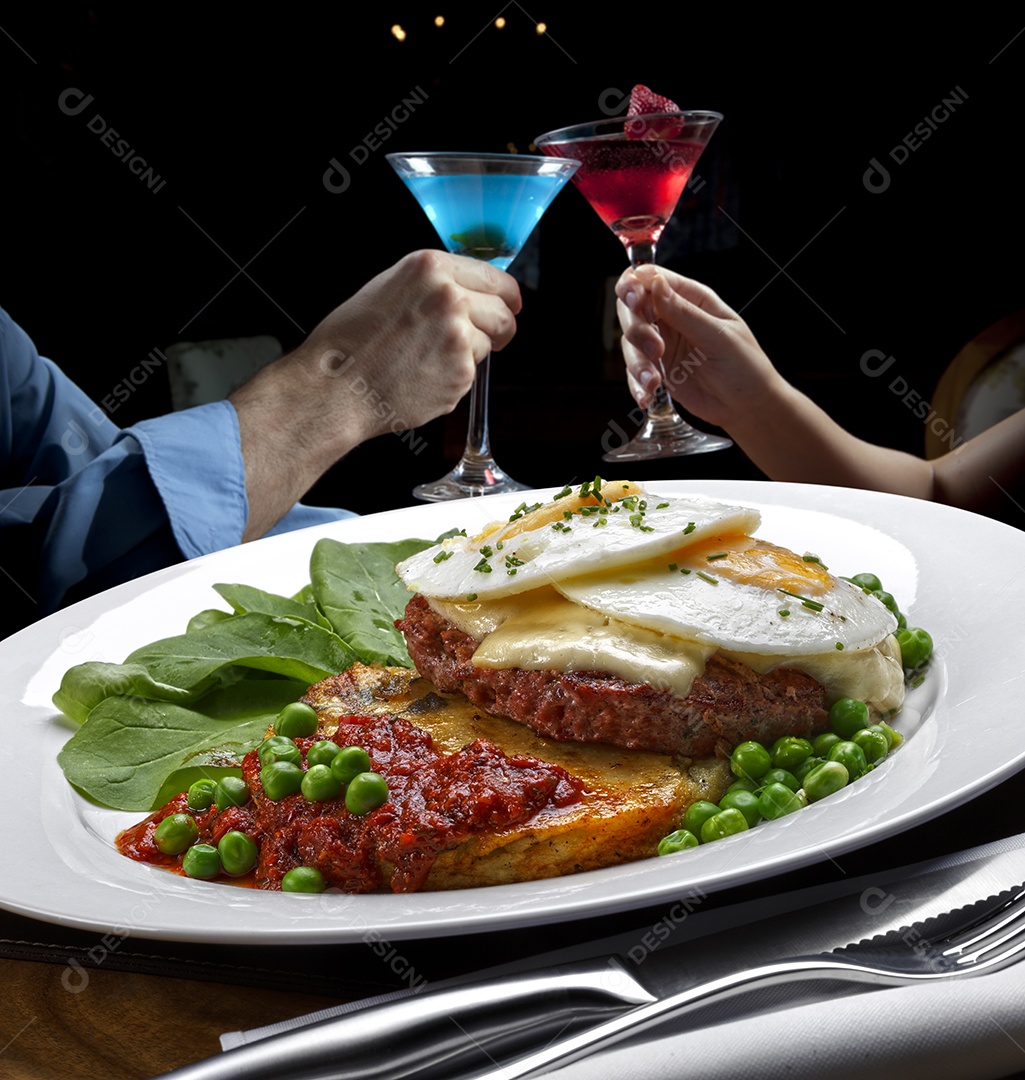 Prato com delicioso escondidinhos e salada