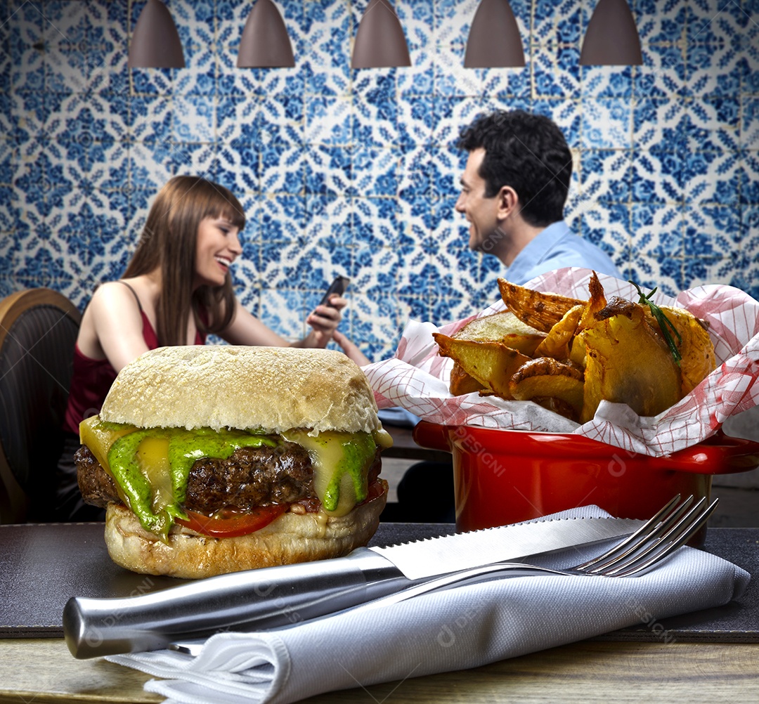 Lanche gourmet com maionese e batatas fritas