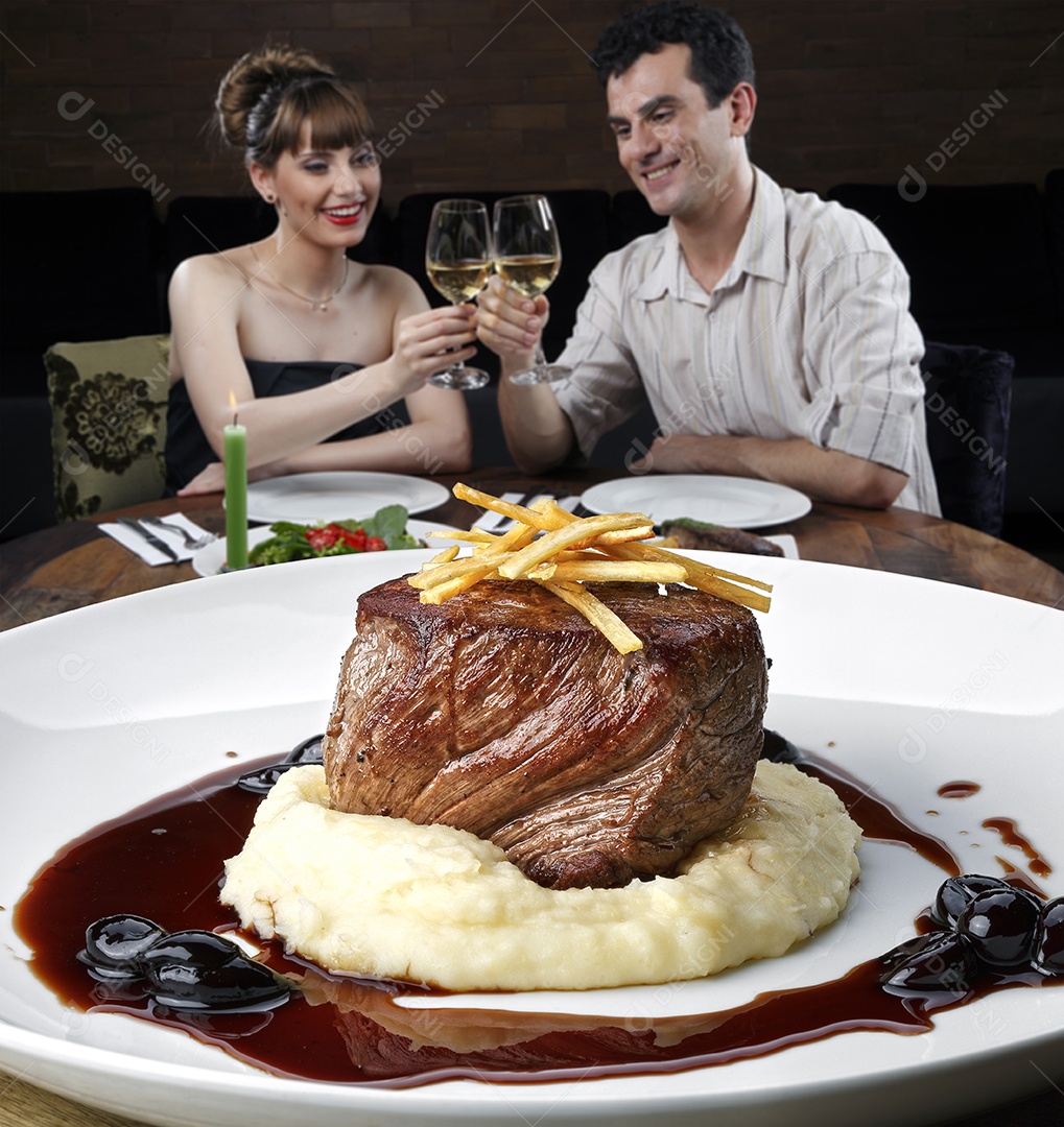 Carne grelhada com purê e molho