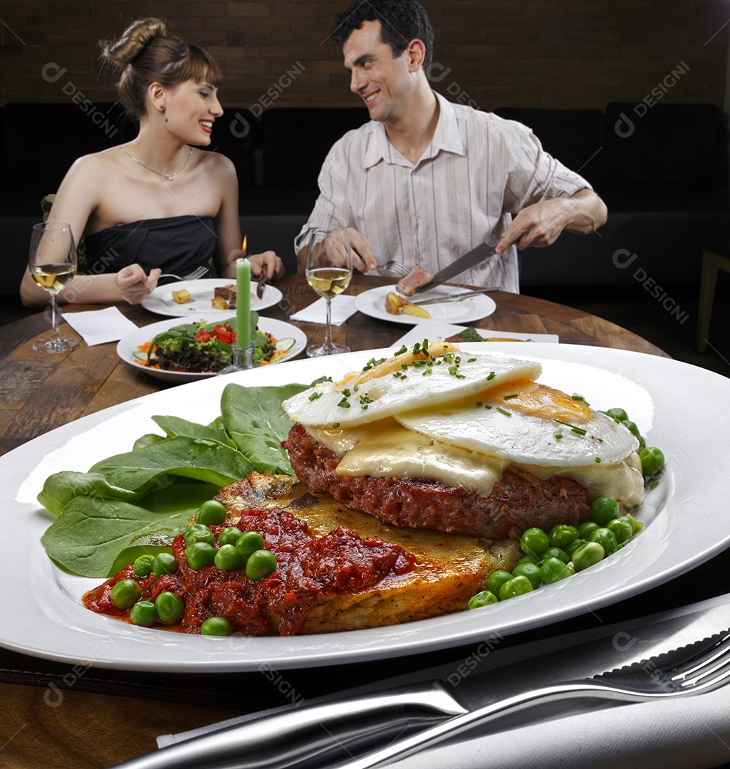 Prato com delicioso escondidinhos e salada