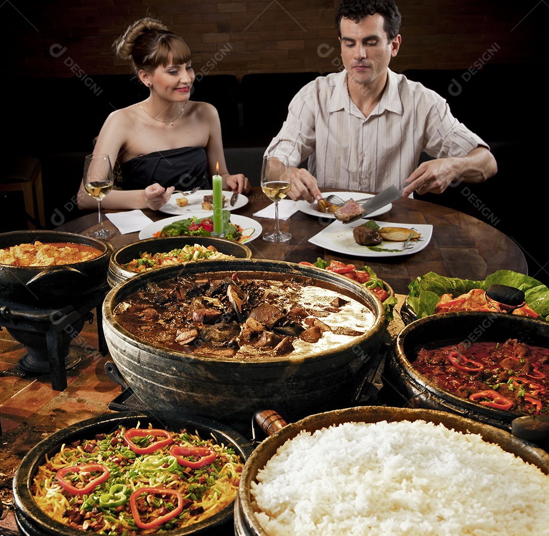 Feijoada completa sobre a mesa de madeira