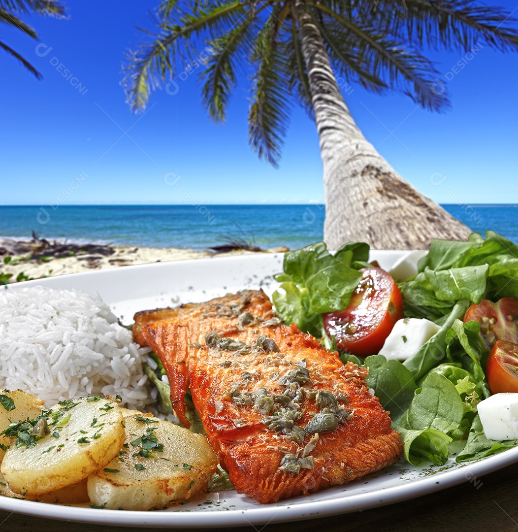 Salmão grelhado com batatas e salada