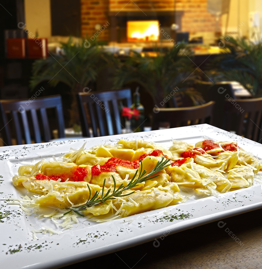 Massa fresca com ervas e molho