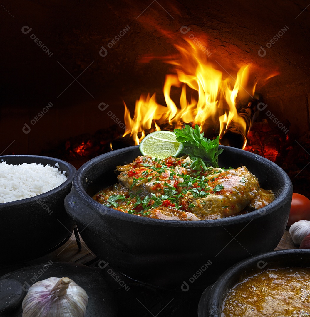 Moqueca tradicional com arroz e feijão