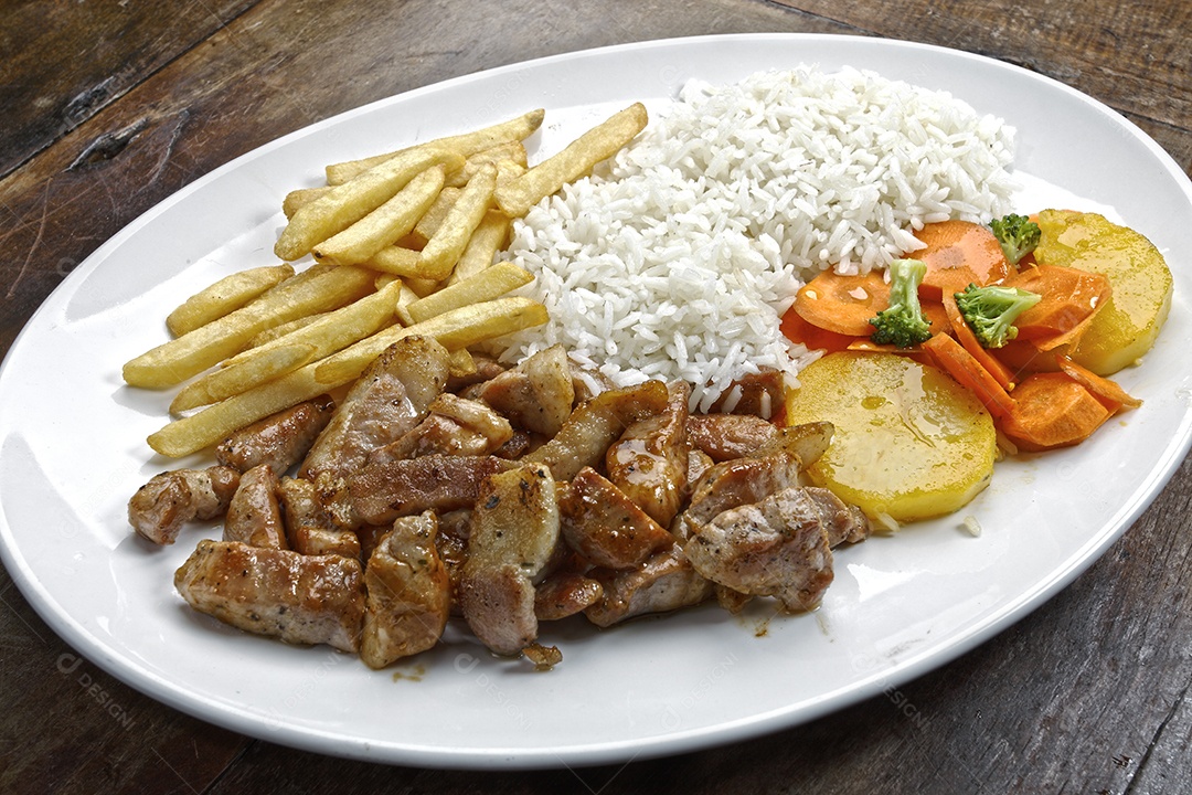Arroz com carne e batatas fritas e salada fria comida tradicional