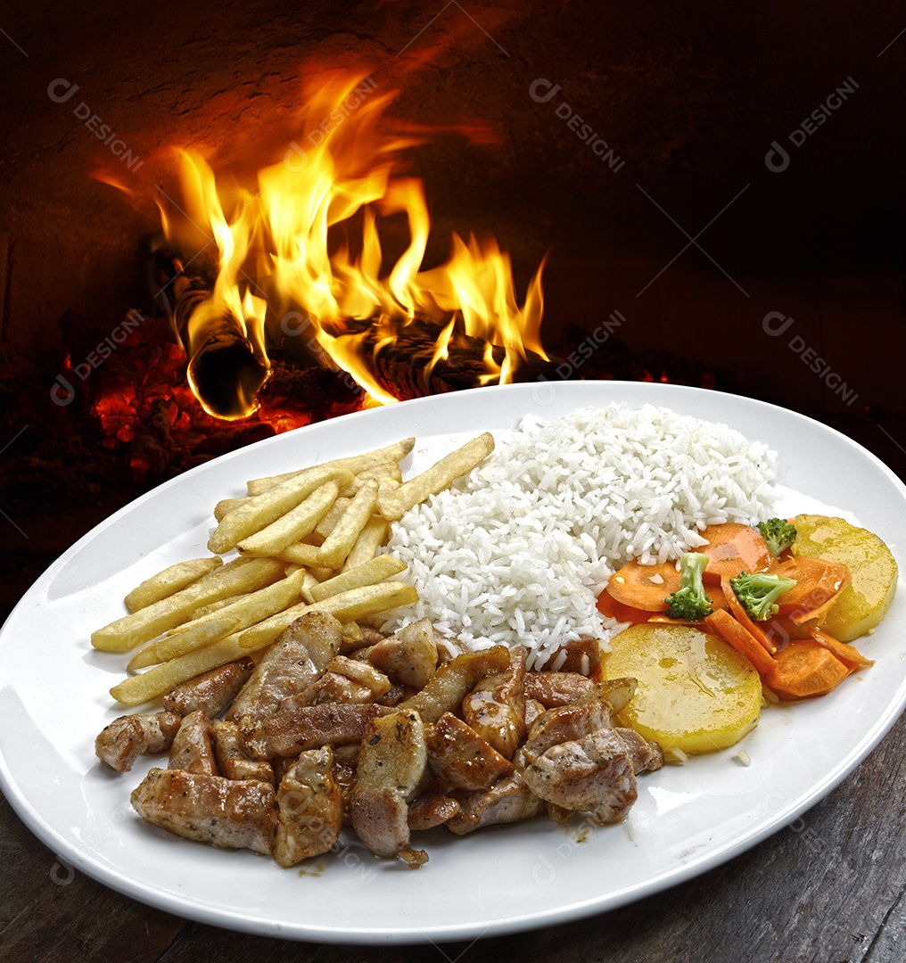 Refeição tradicional com arroz legumes carnes e batatas fritas