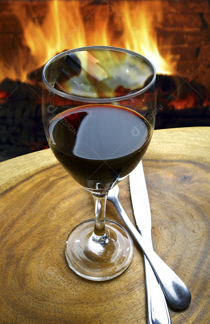 Taça de vinho com garfo e faca