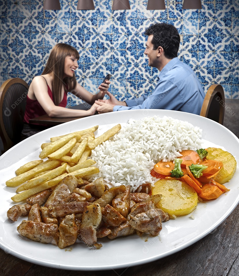 Comida tradicional com arroz carne salada e batatas fritas