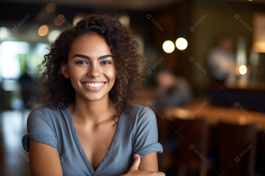 Alegre jovem latina em um restaurante.