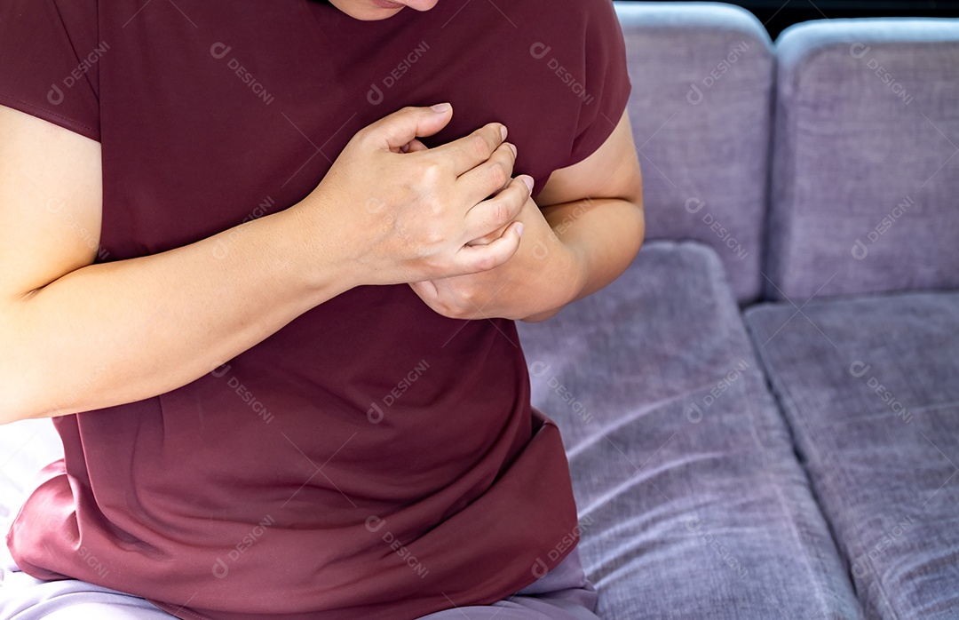 Mulher gorda com dor no peito