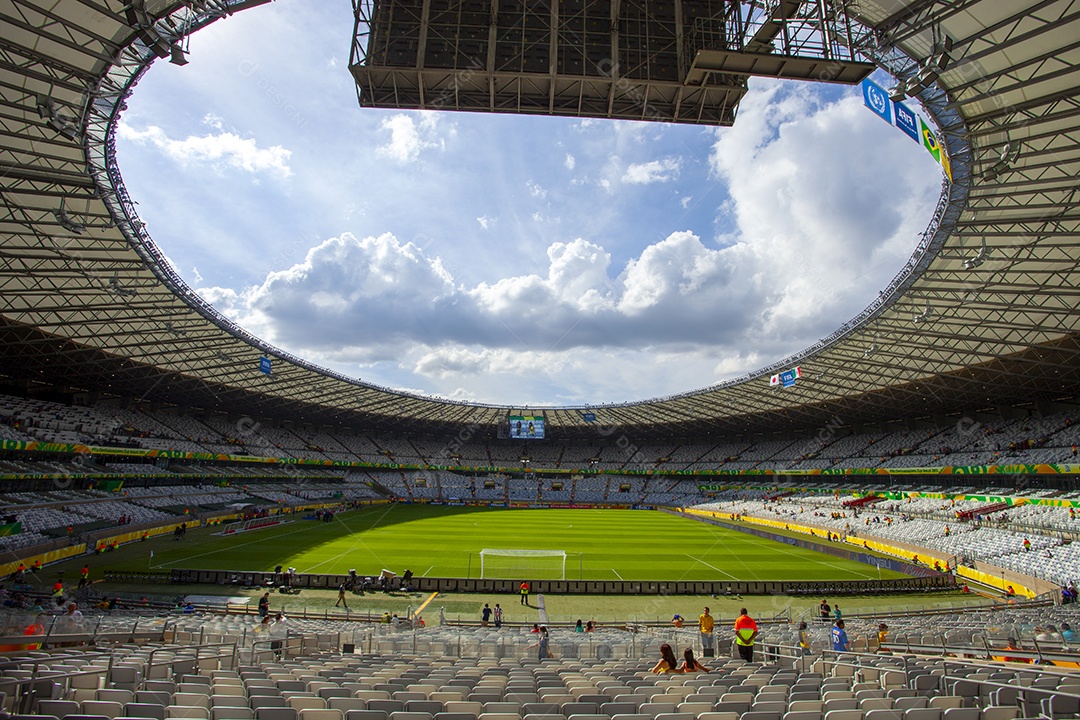 Campo de futebol em um dia de sol