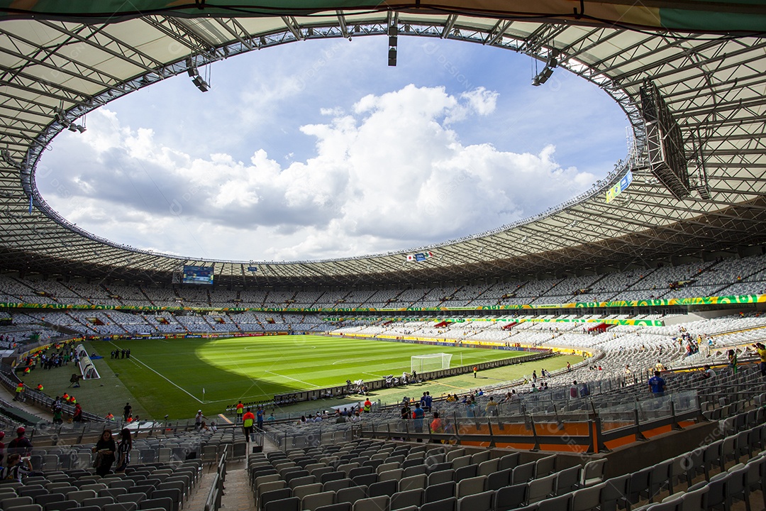 Estádio de futebol a luz do dia