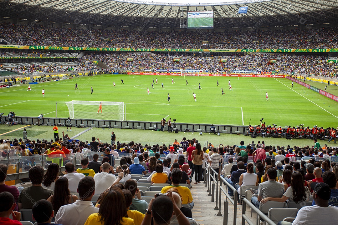 Estádio de futebol lotado para jogo