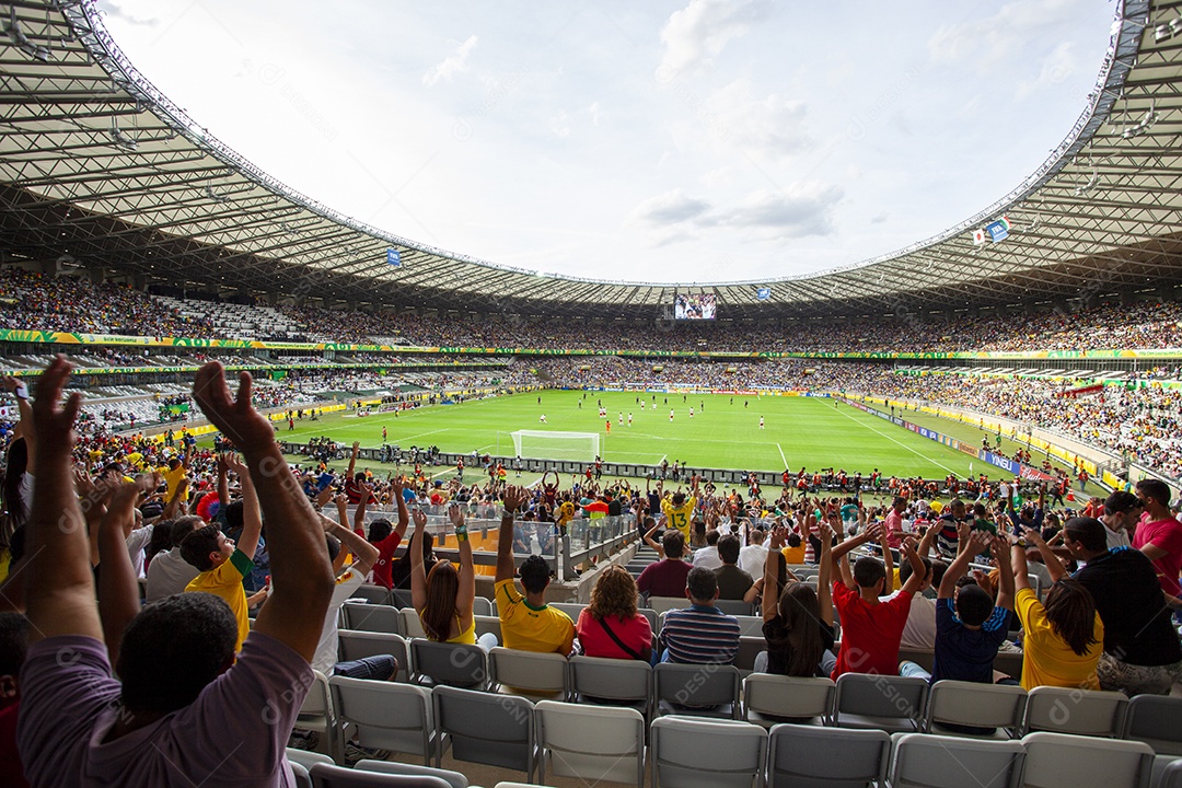 Estádio de futebol lotado para jogo