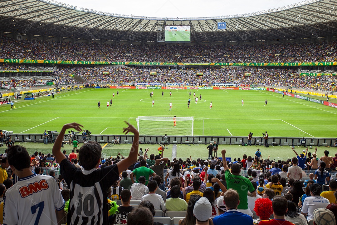 Estádio de futebol lotado para jogo