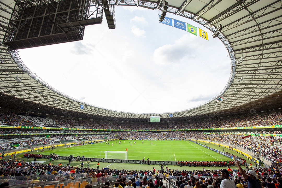 Estádio de futebol lotado para jogo