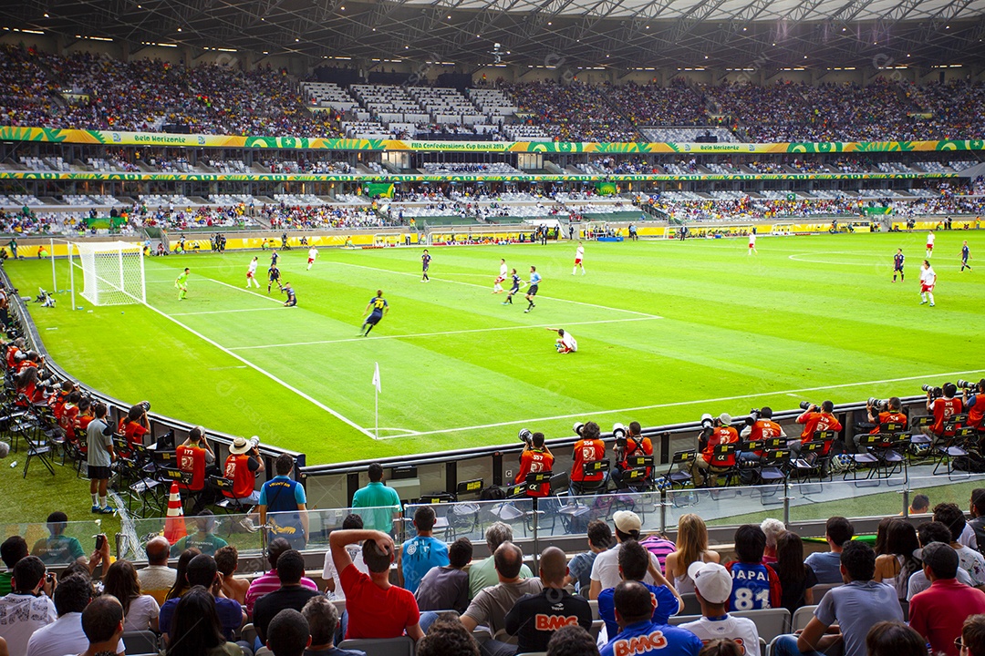 Estádio de futebol lotado para jogo