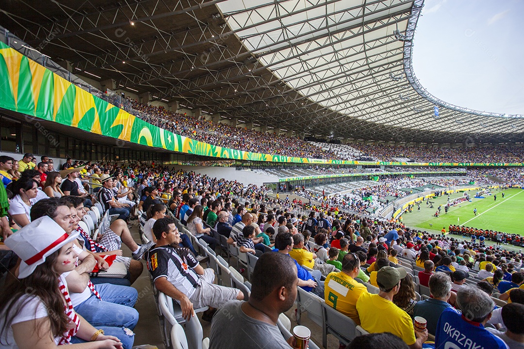 Estádio de futebol lotado para jogo