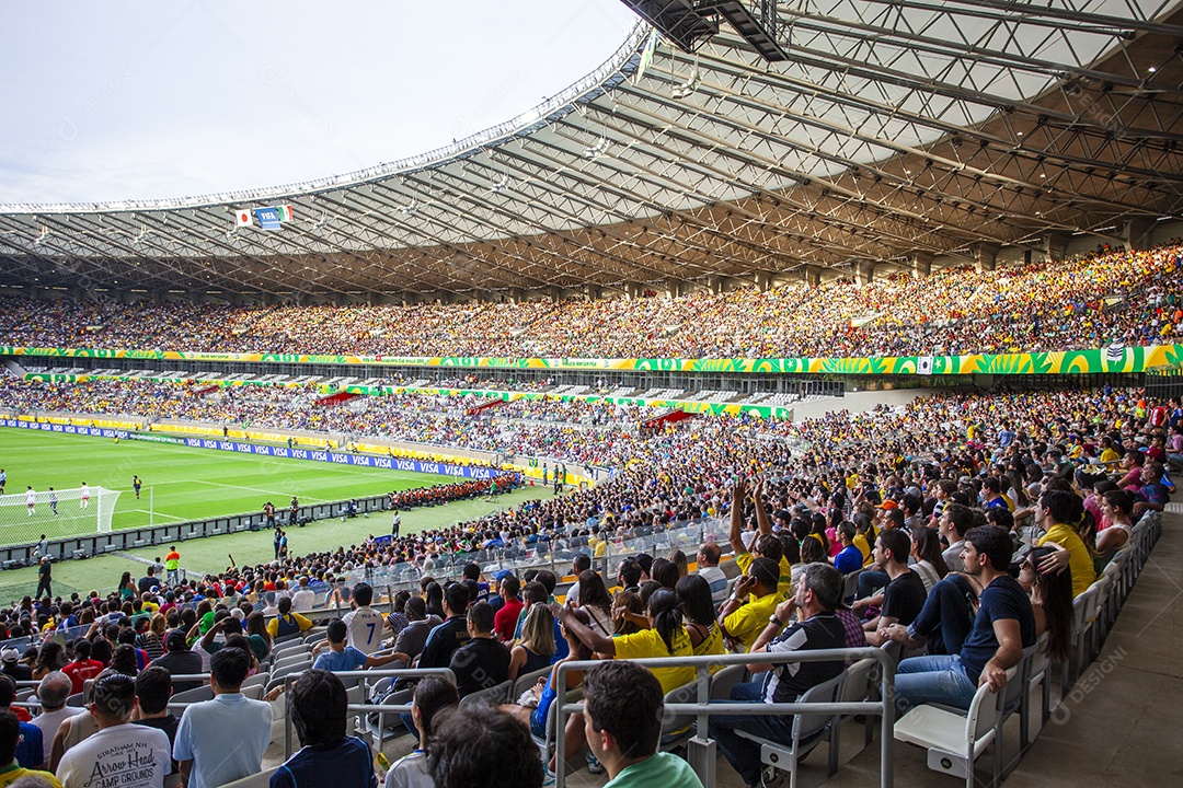 Estádio de futebol lotado para jogo