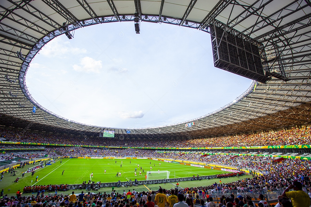 Estádio de futebol lotado para jogo