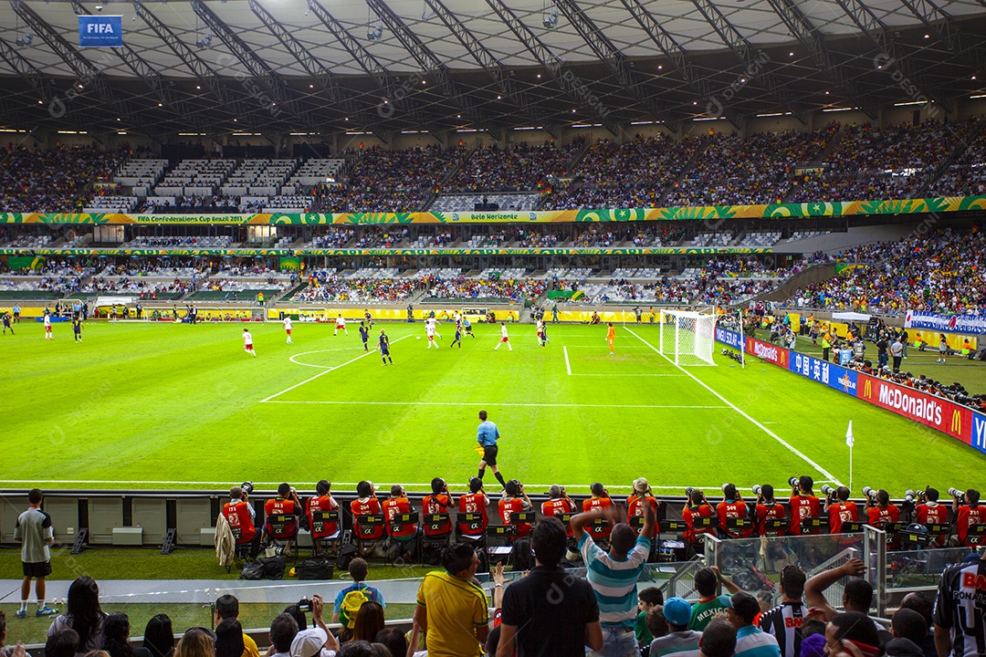 Estádio de futebol lotado para jogo