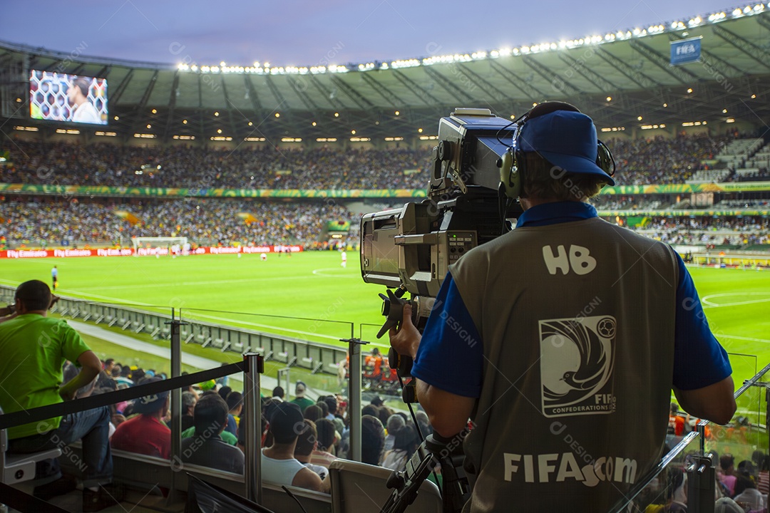 Estádio de futebol lotado para jogo
