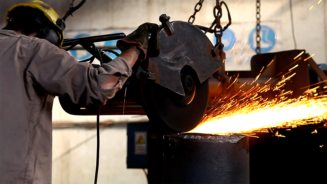 Pessoas jovens trabalhando em uma indústria MOV