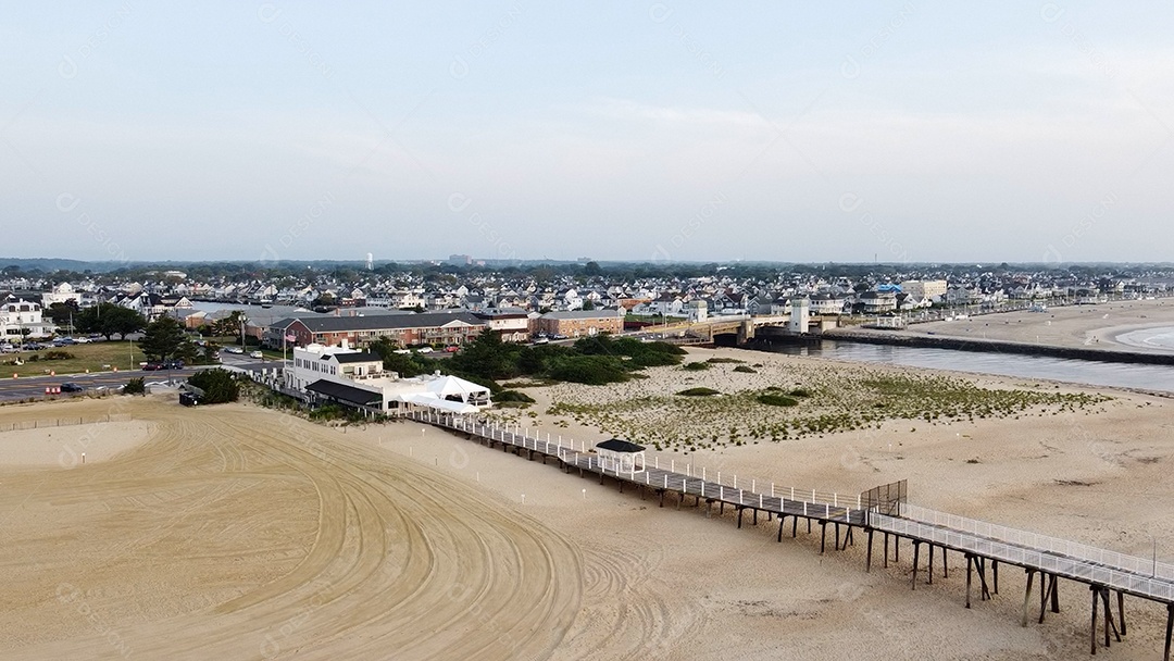 Ponte sobre a areia da praia