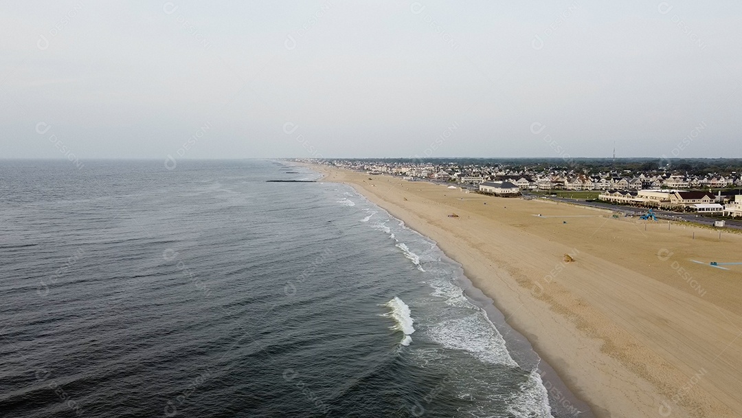 Vista de uma praia com dia nublado