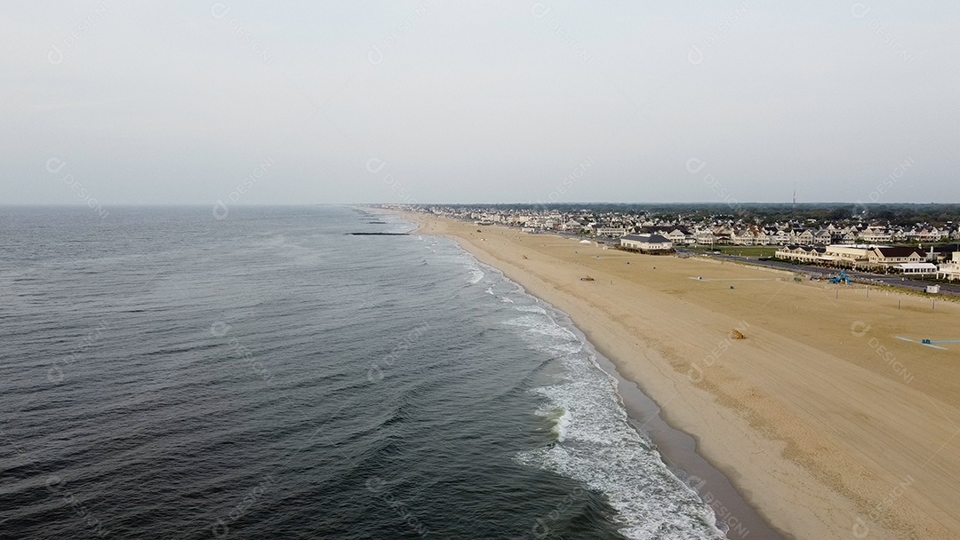 Vista de uma praia com dia nublado