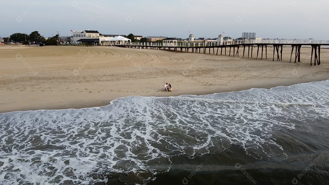 Vista de uma praia com dia nublado