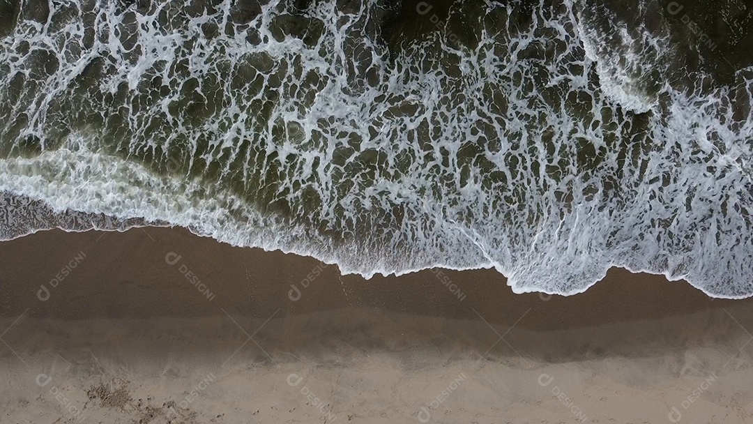 Vista de uma praia com dia nublado