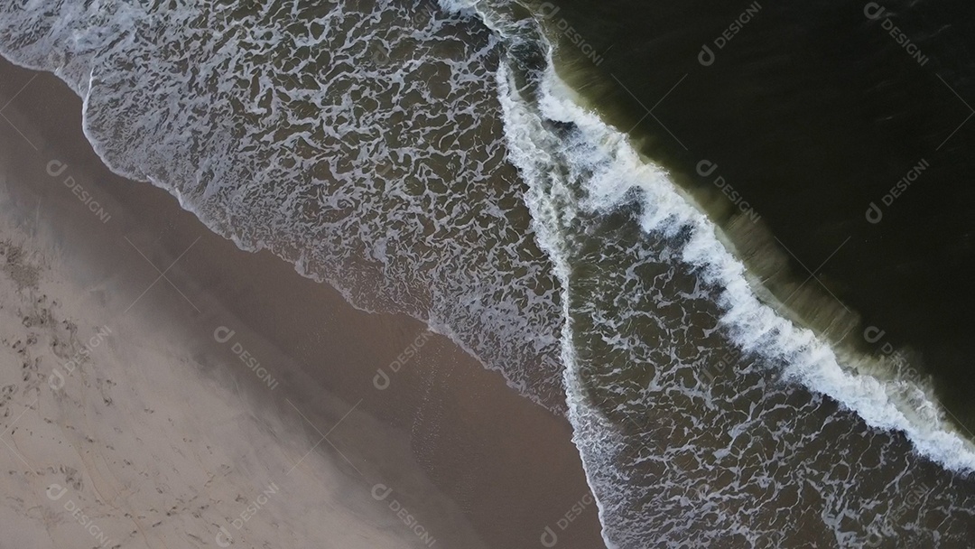 Vista de uma praia com dia nublado