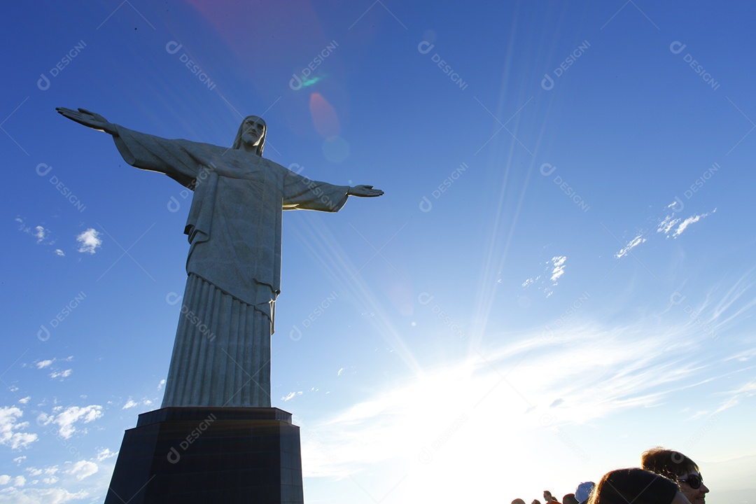 Cristo redentor com muitos turistas