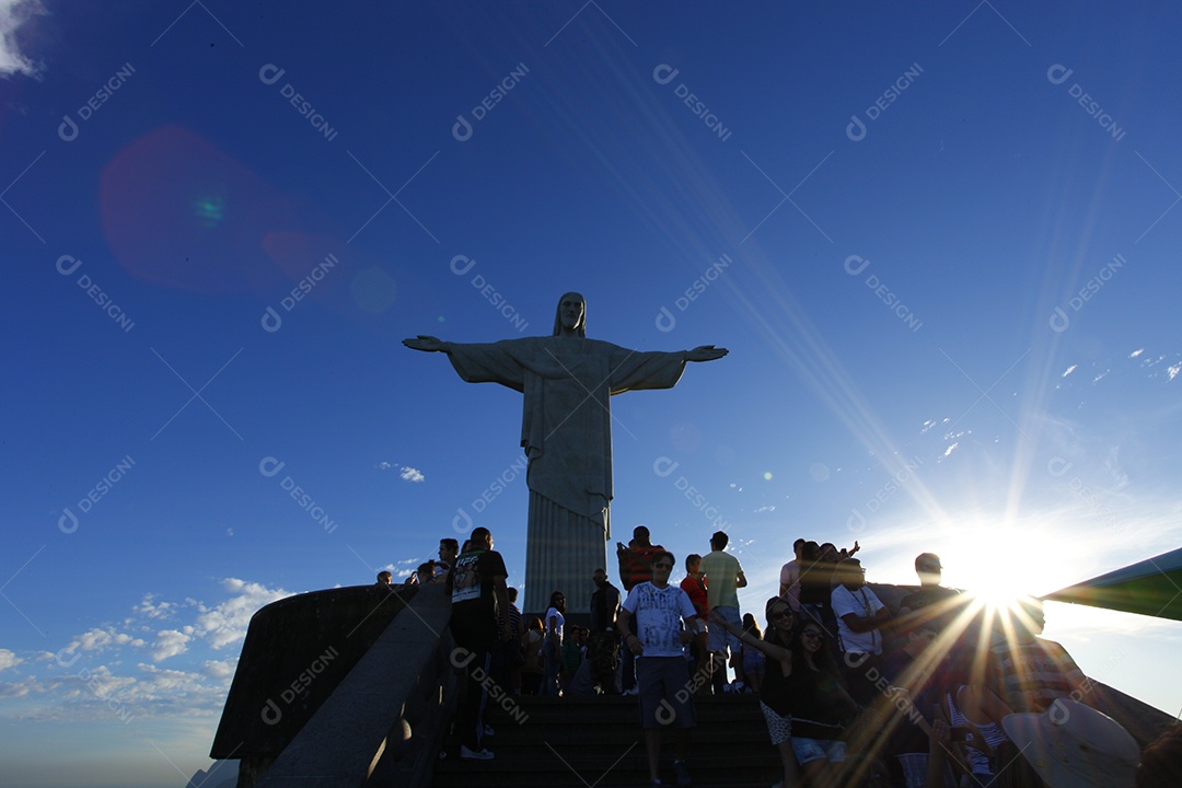 Cristo redentor com muitos turistas