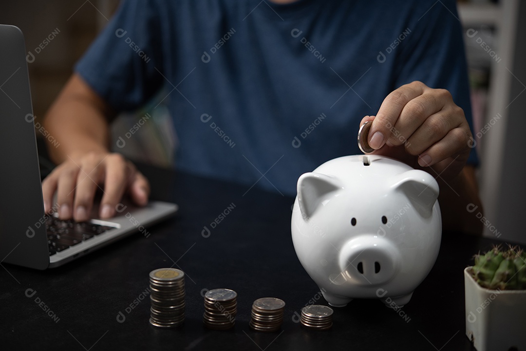 Homem segurando moeda no cofrinho branco, investimento, finanças, serviços bancários, poupança e conceito de aposentadoria