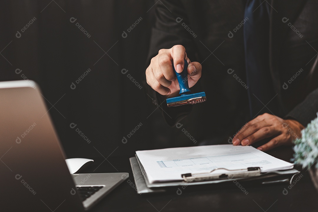 Assinatura de documentos de registro de aprovação carimbo de confirmação de assinatura de ocupação.