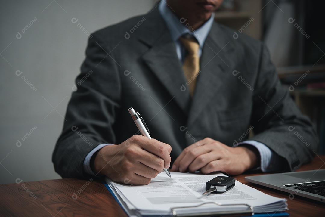 Empresário assinando contrato de compra ou venda de carro.Serviço de aluguel de carros. conceitos de seguro e contrato