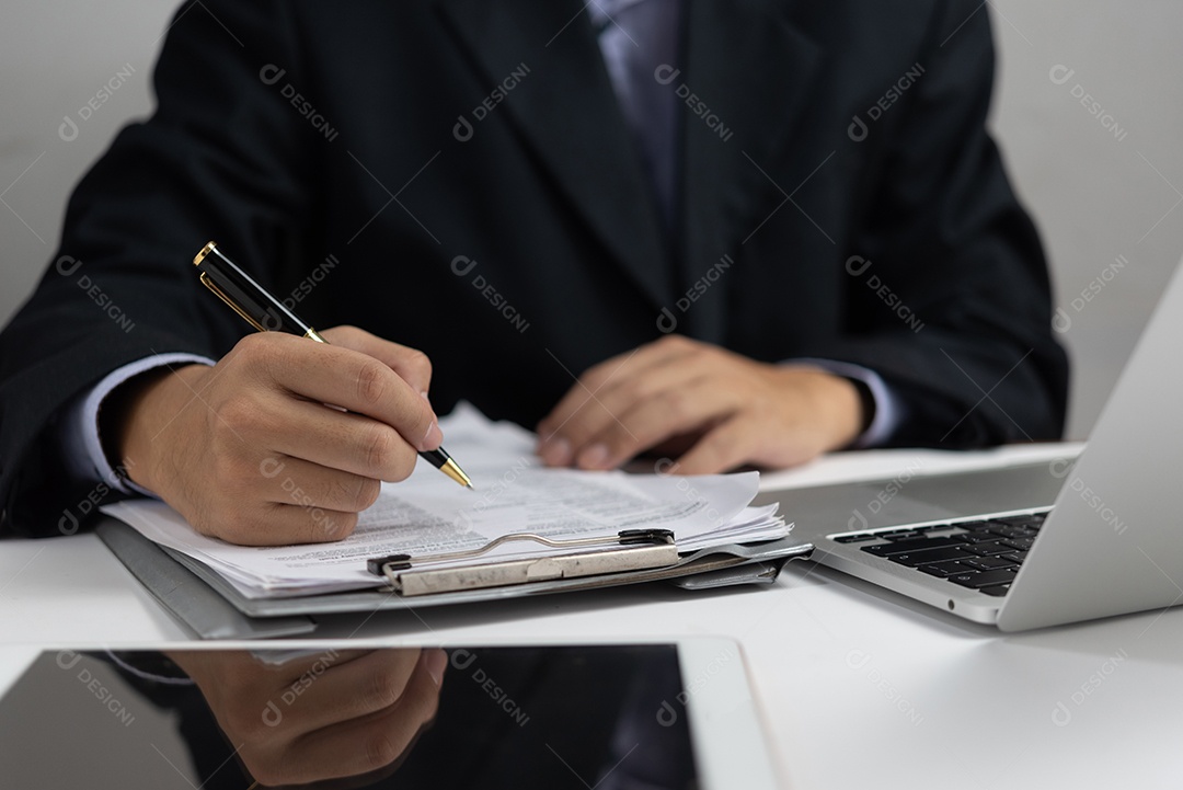 empresário segura assinatura de caneta ou papel de lei de contrato de assinatura.