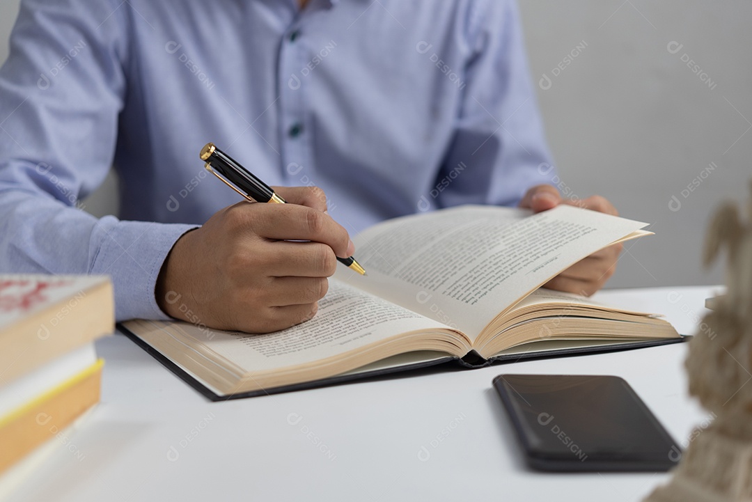 Empresário lendo e escrevendo em book.education estudando desenvolvimento de conhecimento e conceito de aprendizagem cognitiva.