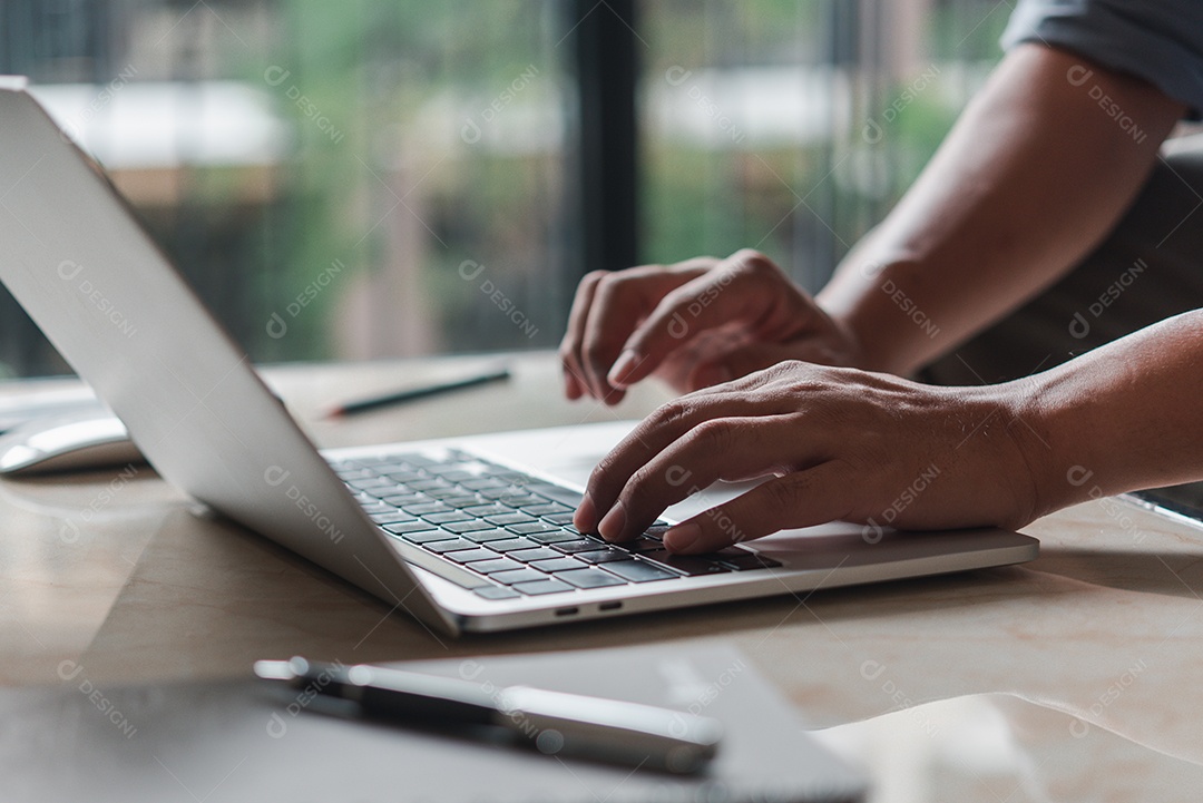Mãos digitando em um teclado. Empresário trabalhando em novo projeto com notebook
