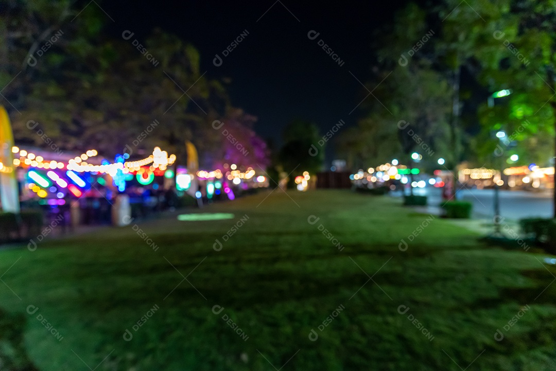 Pessoas desfocadas comem em restaurantes do lado de fora. Para uma imagem de fundo