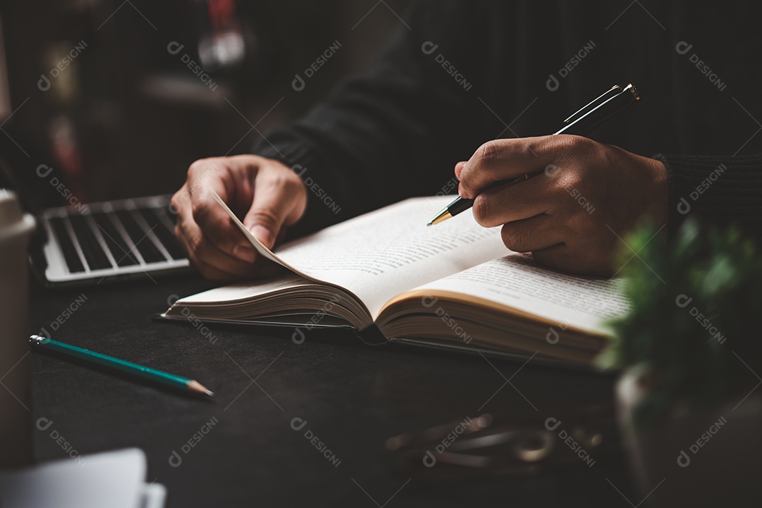 Empresário lendo e escrevendo em book.education estudando desenvolvimento de conhecimento e conceito de aprendizagem cognitiva.