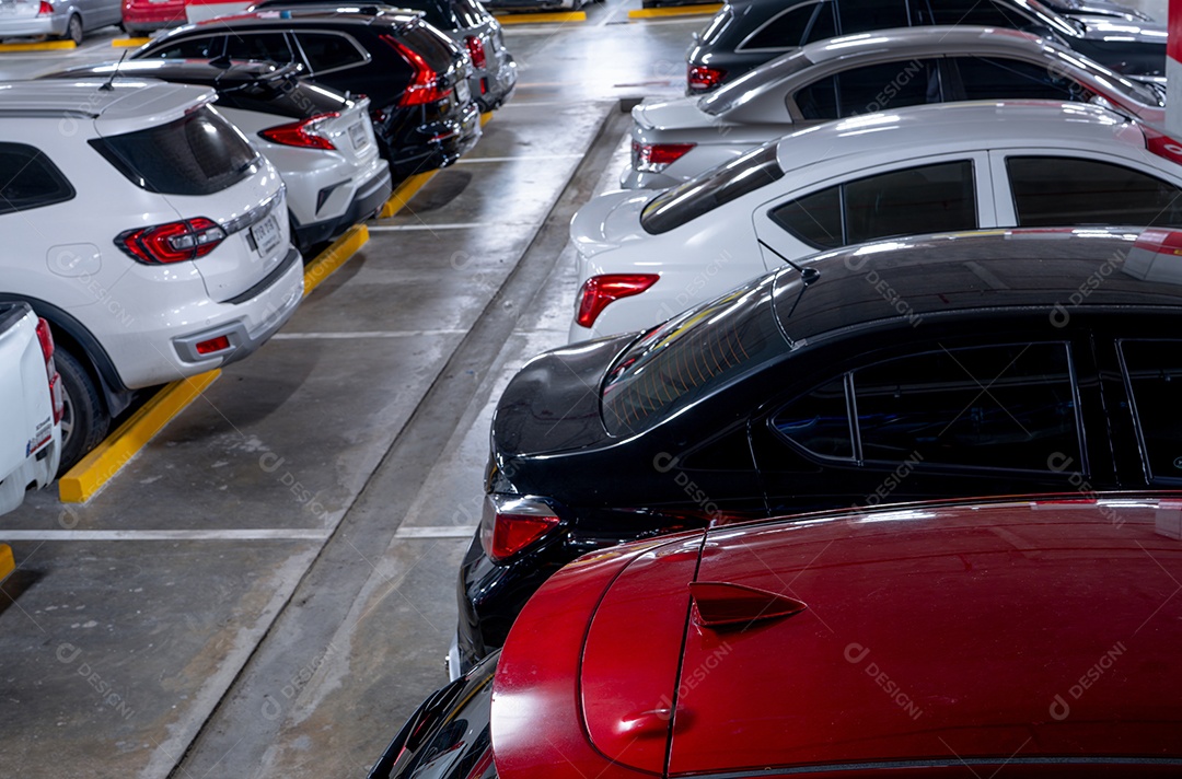 Estacionamento subterrâneo movimentado