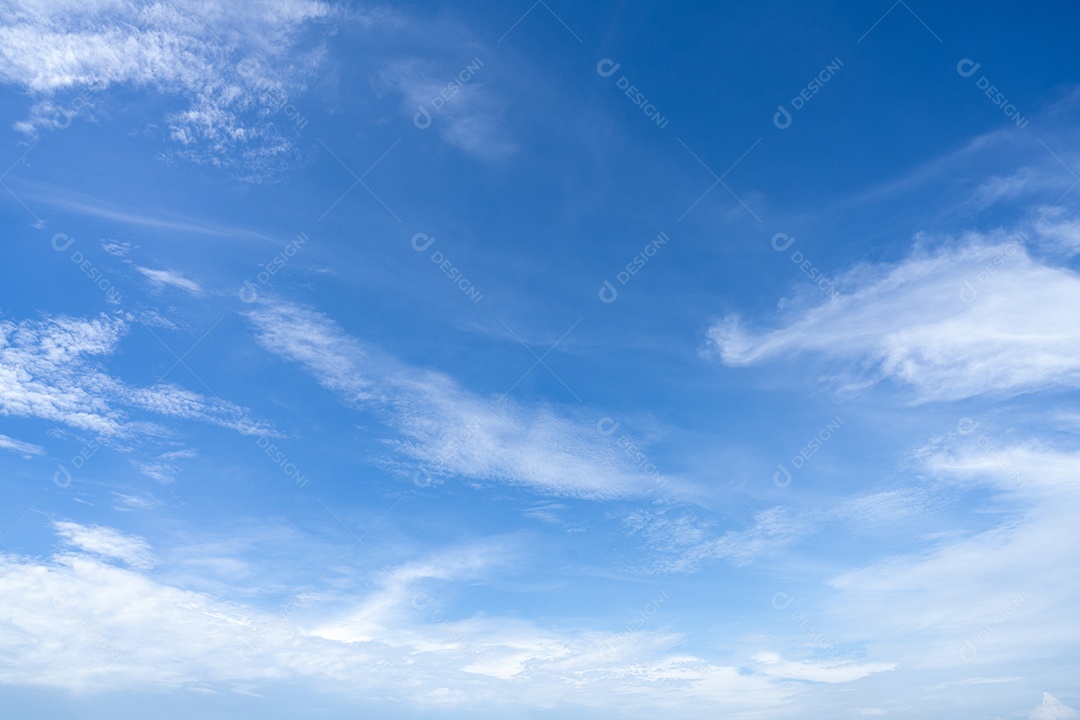 Textura de fundo de céu azul e nuvens cirrocúmulos brancas
