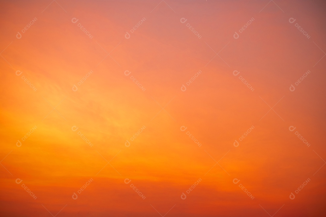 Lindas e luxuosas nuvens de ouro laranja com gradiente suave e luz solar no céu azul perfeito para o fundo