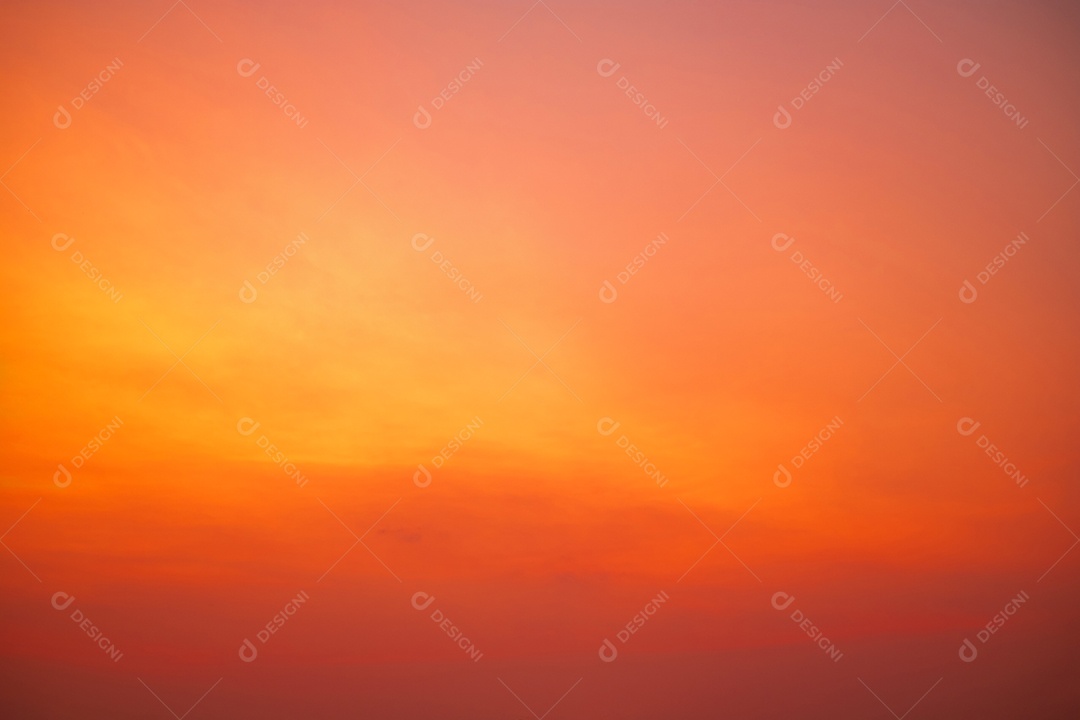 lindas e luxuosas nuvens de ouro laranja com gradiente suave e luz solar no céu azul perfeito para o fundo